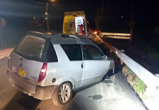 Ferida unha persoa tras a colisión entre un coche sen carné e un gardarraíl no lugar de Centroña, no concello de Pontedeume